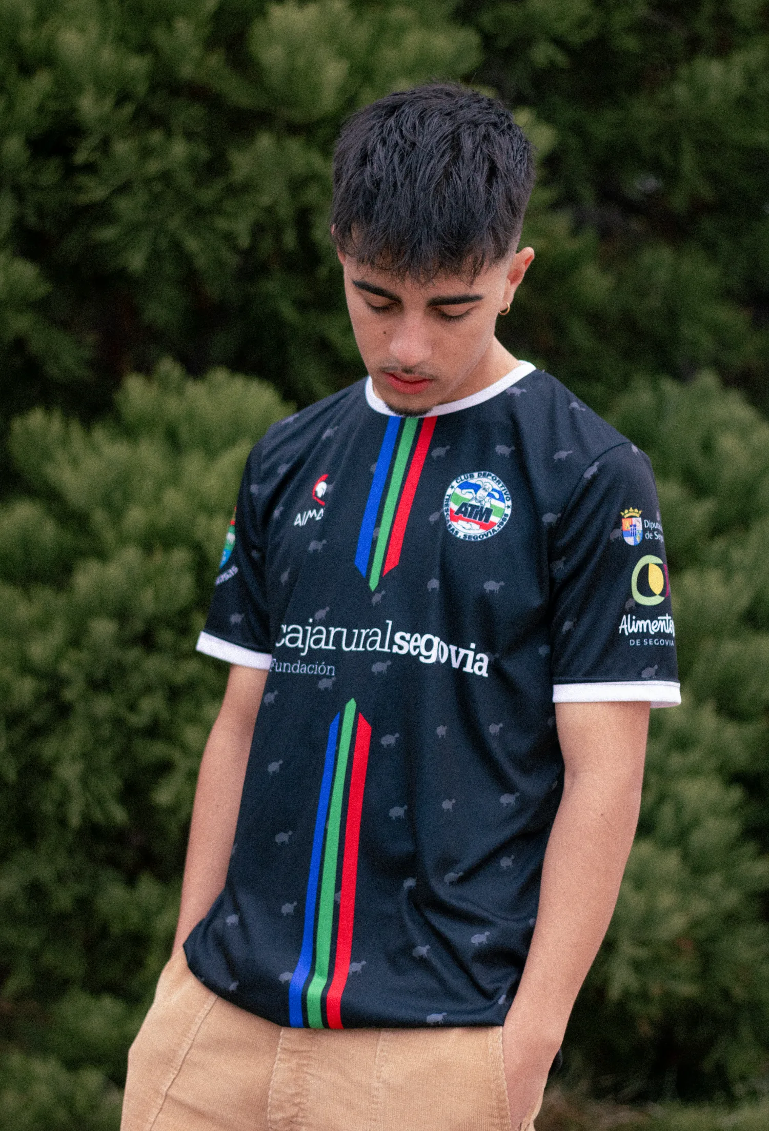 Detalle frontal de la camiseta sobre modelo