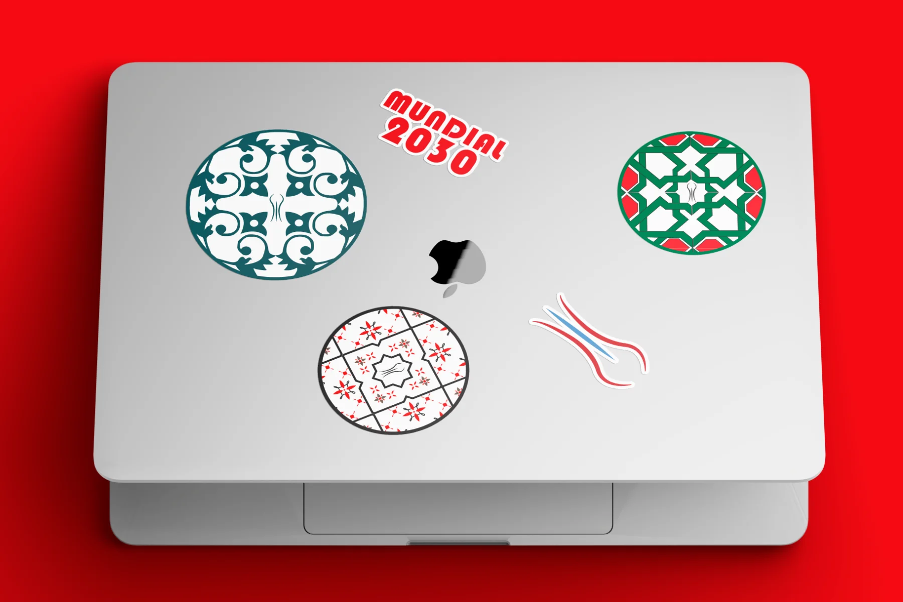 Stickers del Mundial 2030 pegados en un portátil