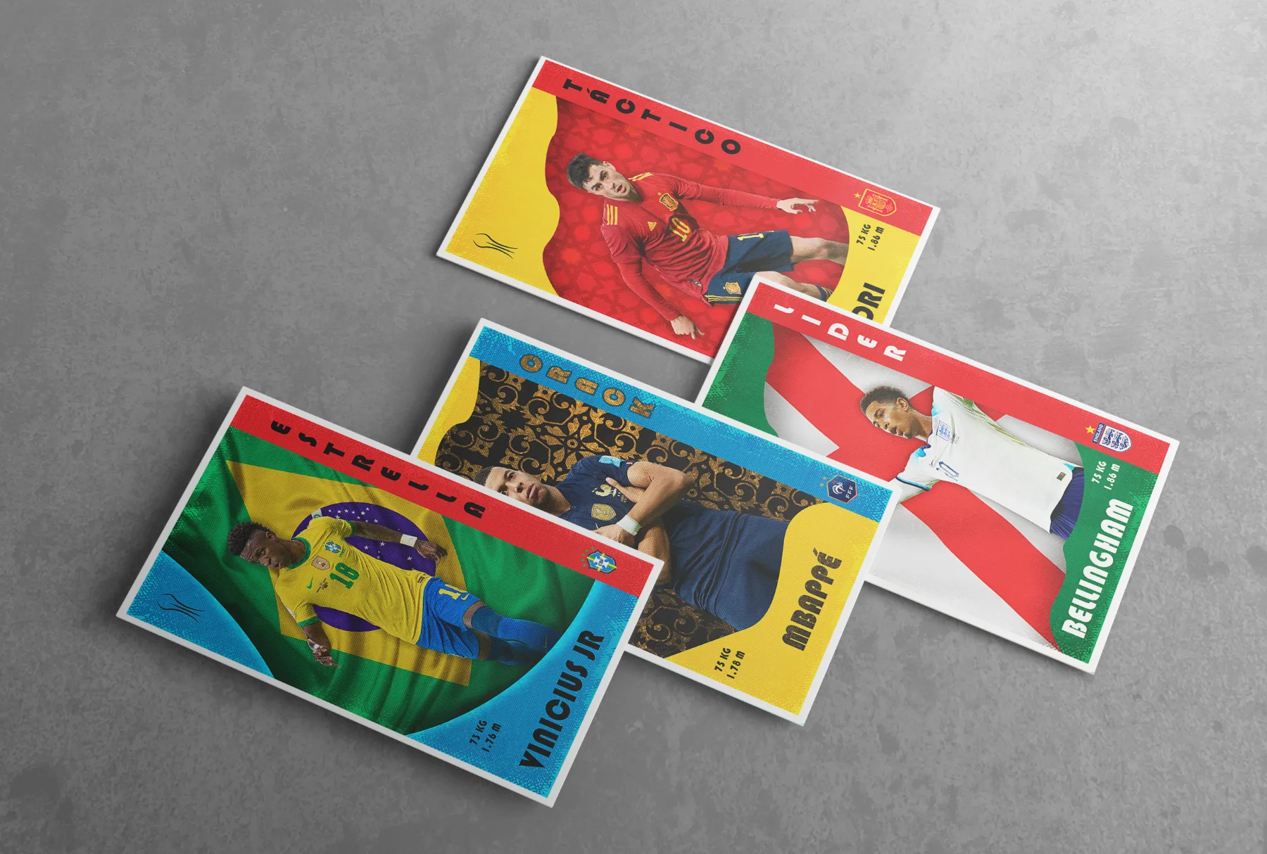Cartas coleccionables extendidas sobre fondo gris